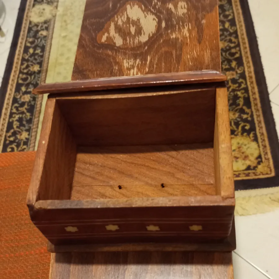 جعبه چوبی و منت کاری