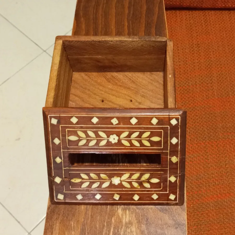 جعبه چوبی و منت کاری