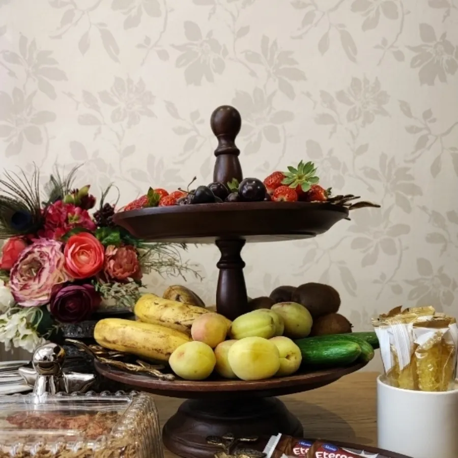 ظرف مهمانی برنجی‌و چوبی