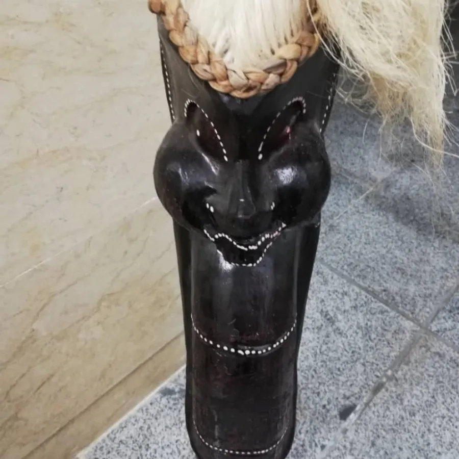 محسمه چوبی خانم و آقای بو