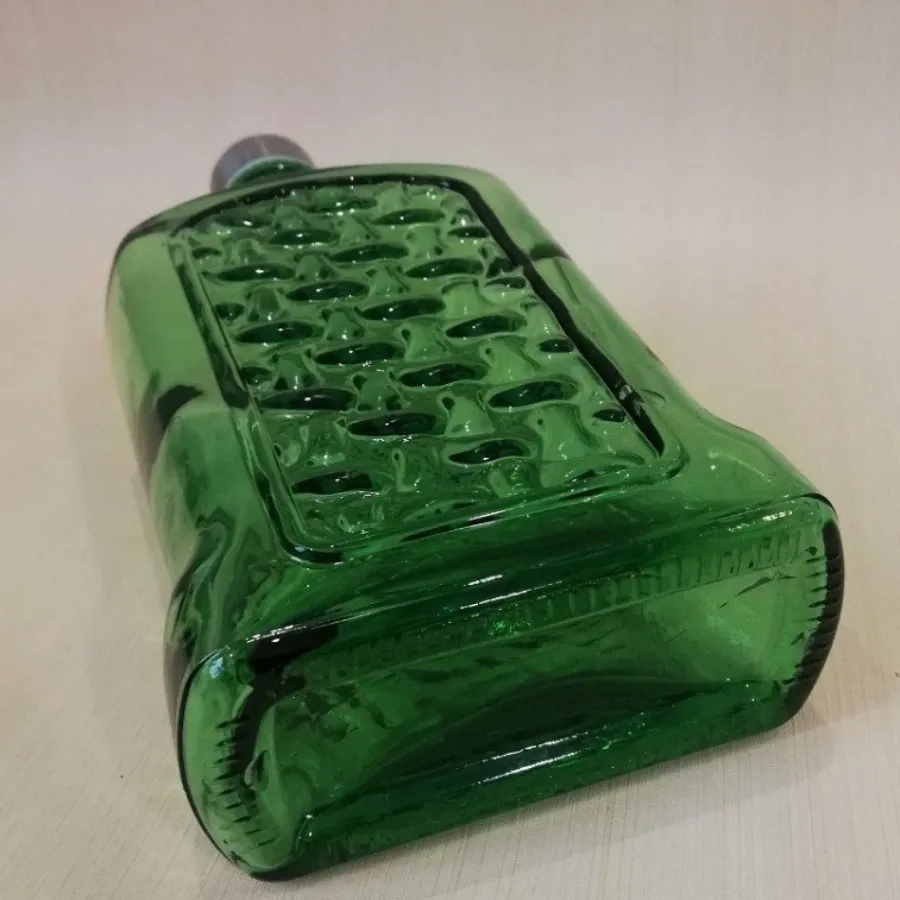 بطری آب سبز رنگ