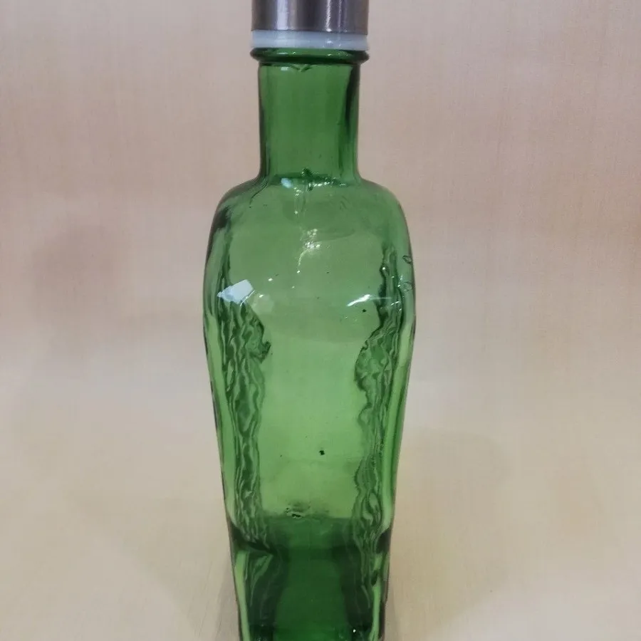 بطری آب سبز رنگ