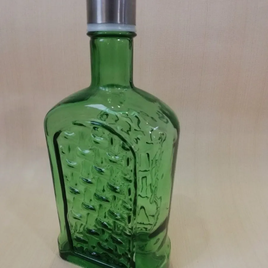بطری آب سبز رنگ