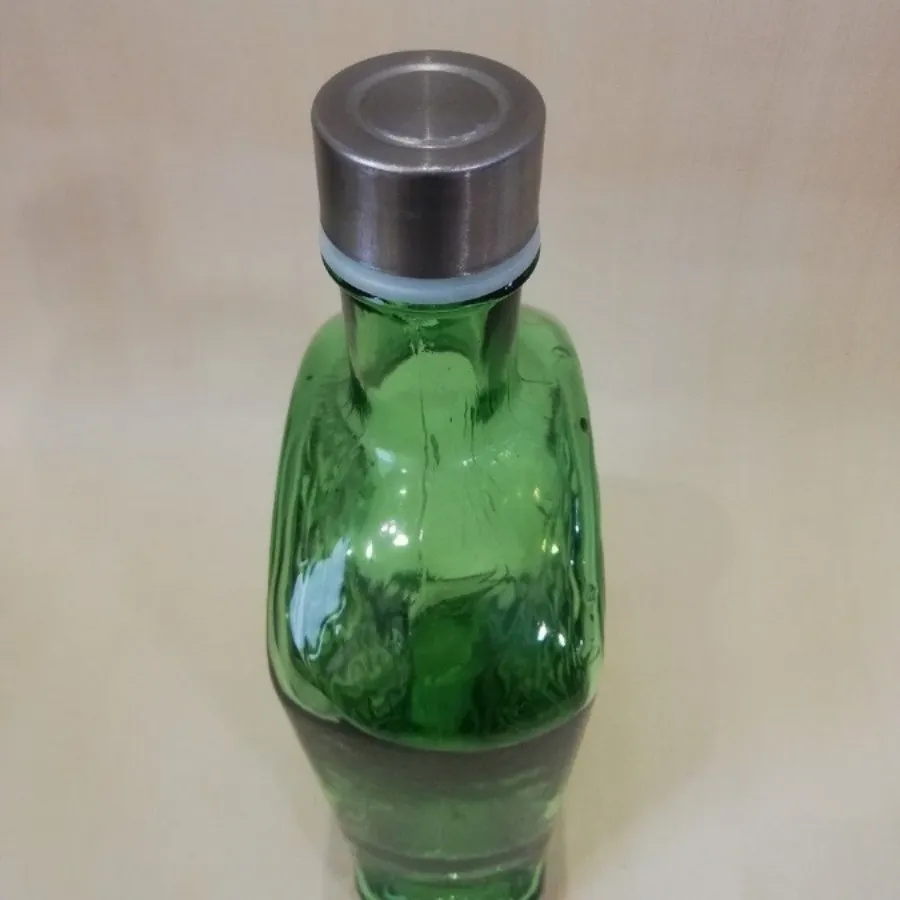 بطری آب سبز رنگ