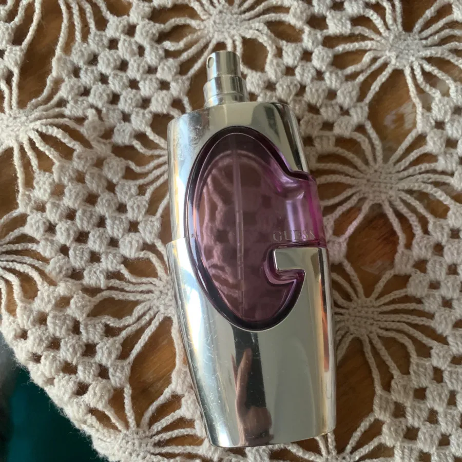 تعدادی بطری وشیشه عطر