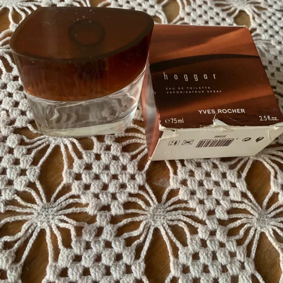 تعدادی بطری وشیشه عطر