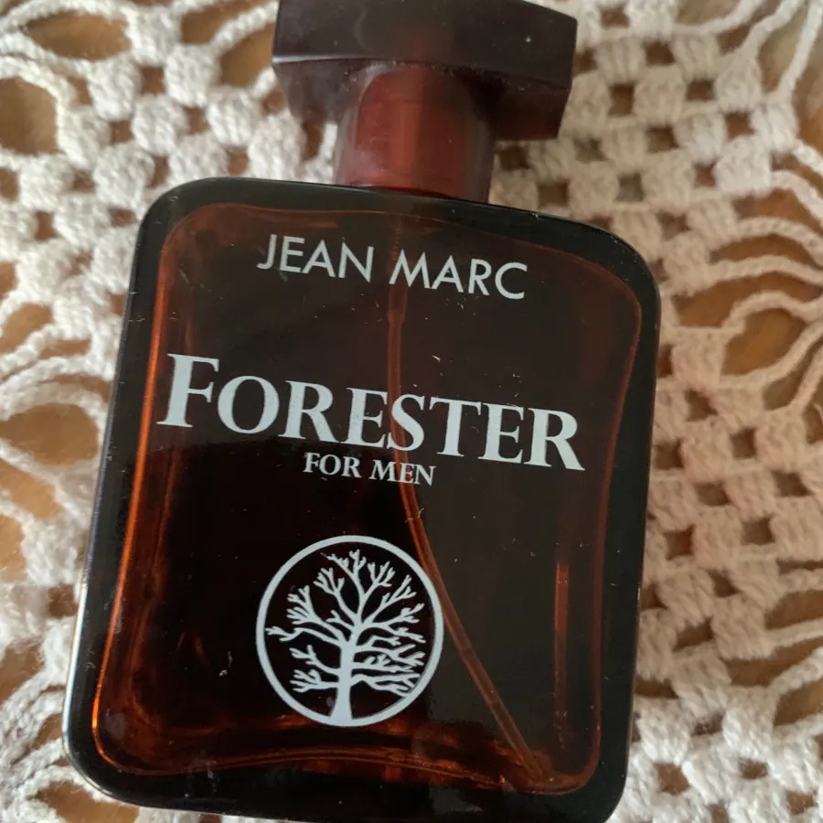 تعدادی بطری وشیشه عطر