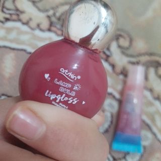 تعدادی رژ لب و یک برق لب