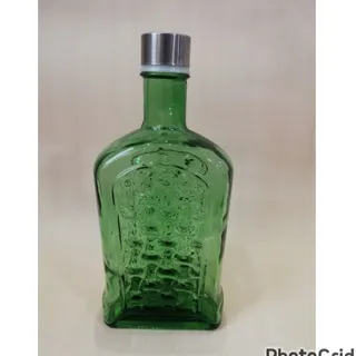 بطری آب سبز رنگ
