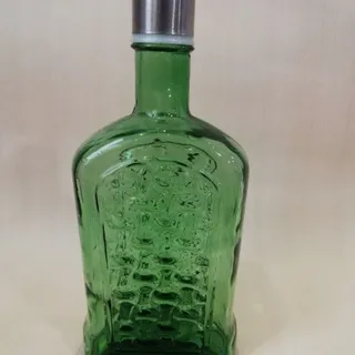 بطری آب سبز رنگ