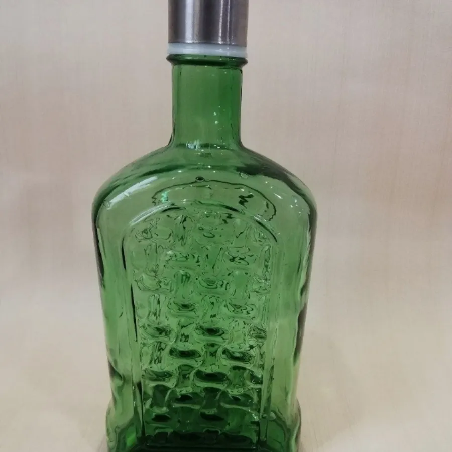بطری آب سبز رنگ