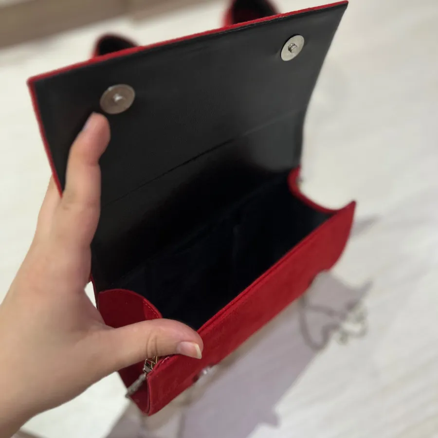 کیف قرمز