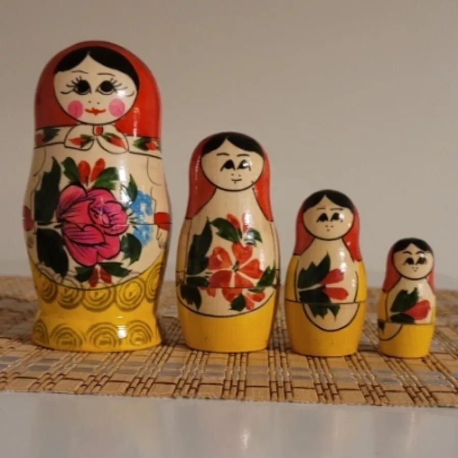 عروسک چوبی ماتروشکا