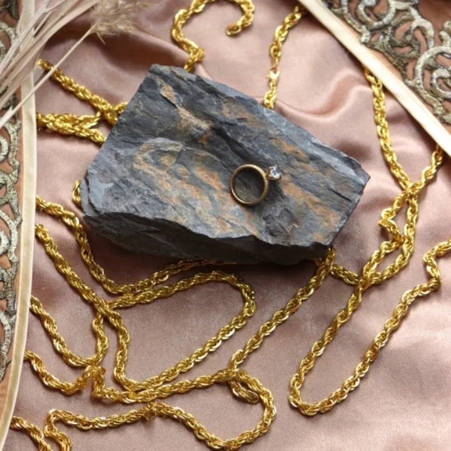 انگشتر نگینی بدل