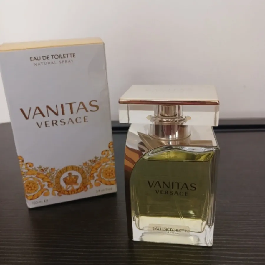 عطر وانیتاز ورساچه
