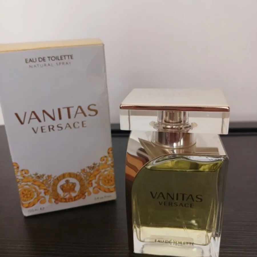 عطر وانیتاز ورساچه