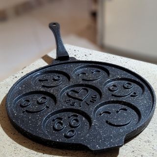 تابه پنکیک چدنی ایموجی