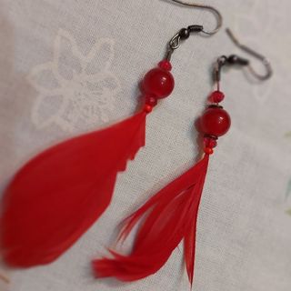 گوشواره پر قرمز