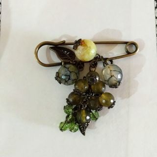 سنجاق سینه انگوری سنگی