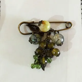 سنجاق سینه انگوری سنگی