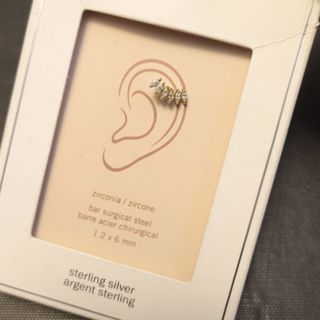 پیرسینگ گوش نقره